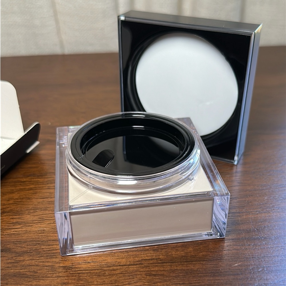 HUDA BEAUTY LOOSE BAKING AND SETTING POWDER